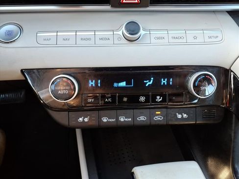 Used 2023 Hyundai Elantra Limited image 22