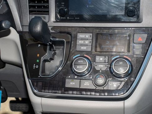 Used 2016 Toyota Sienna LE image 24