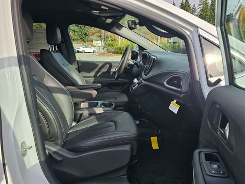 New 2026 Chrysler Pacifica Select image 11
