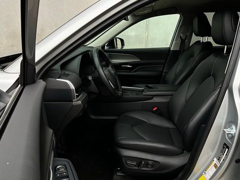 Used 2025 Toyota Grand Highlander FWD image 10
