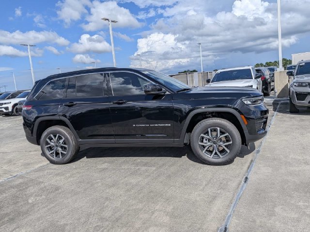 New 2027 Jeep Grand Cherokee Laredo RWD image 3