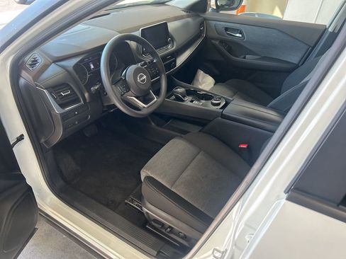 Used 2023 Nissan Rogue SV image 2