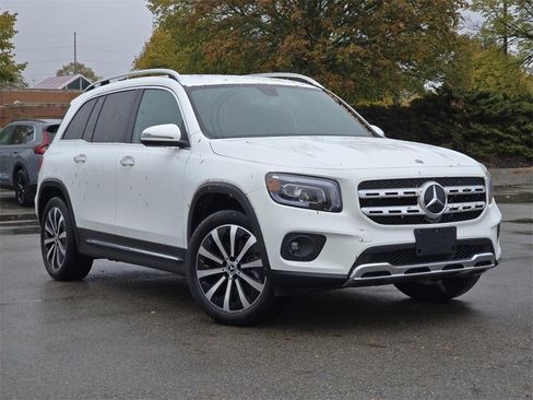 Used 2023 Mercedes-Benz GLB 250 4MATIC w/ Premium Package image 2