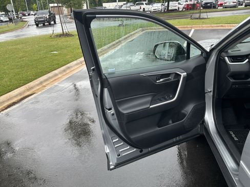 Used 2019 Toyota RAV4 XLE w/ Convenience Package AWD/4WD image 14
