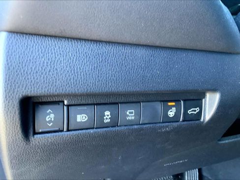 Used 2022 Toyota Venza Limited image 35