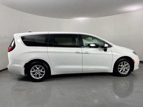 Used 2023 Chrysler Pacifica Touring-L FWD image 36