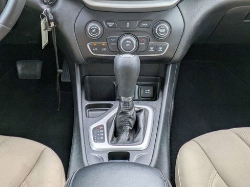 Used 2015 Jeep Cherokee Latitude FWD image 22