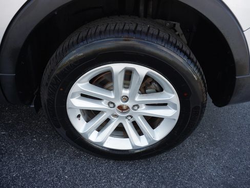 Used 2017 Ford Explorer XLT w/ Equipment Group 202A FWD image 36