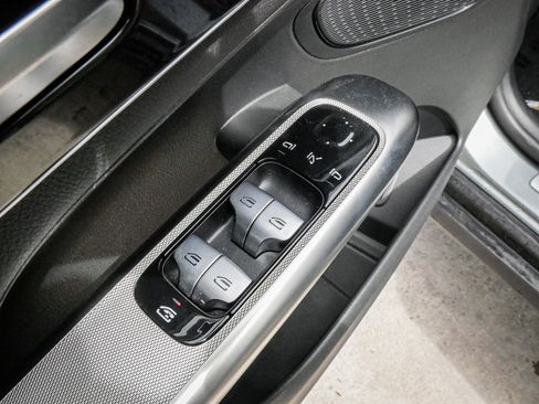Used 2025 Mercedes-Benz GLC 300 4MATIC image 15