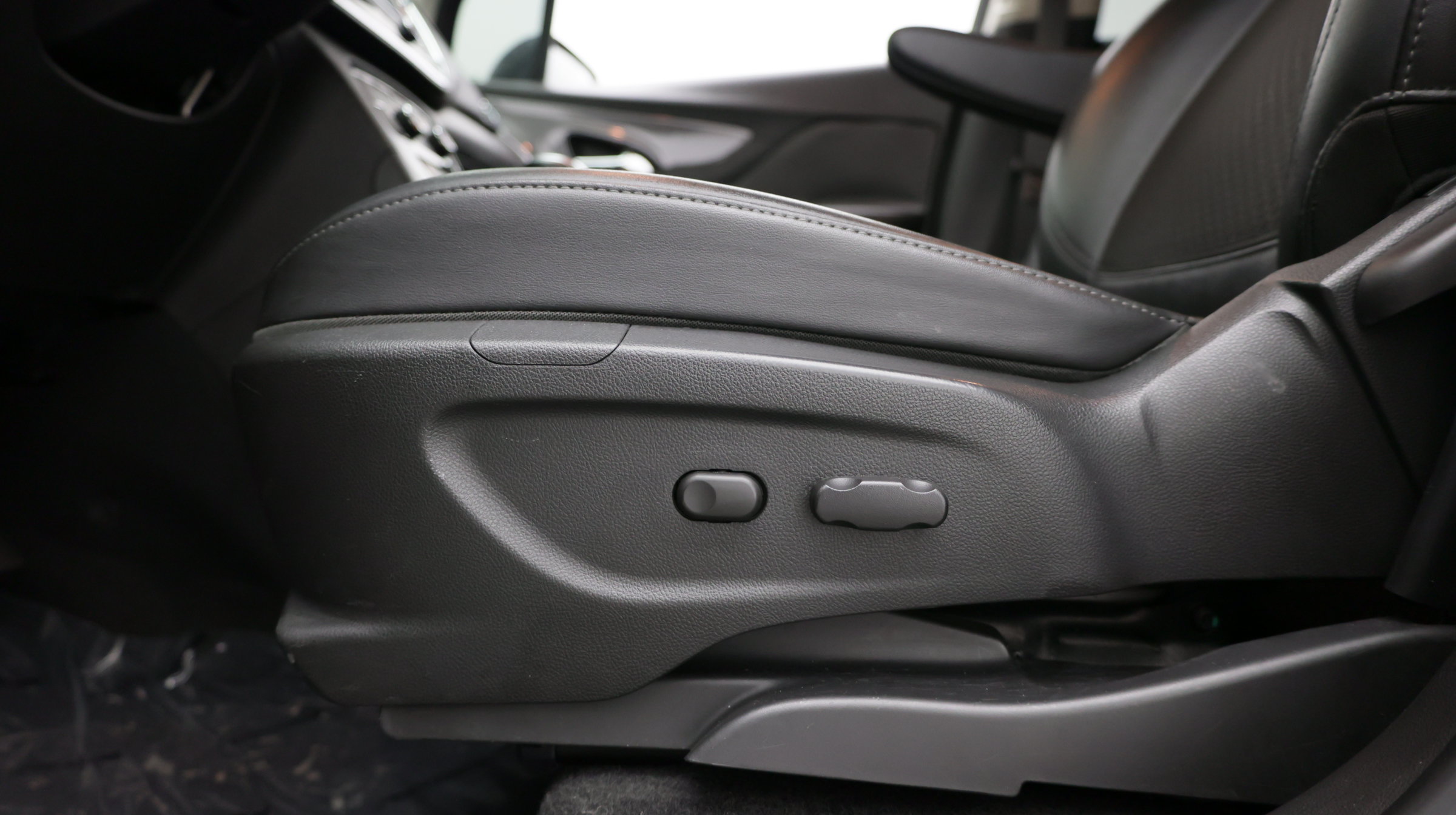Used 2019 Buick Encore Preferred w/ LPO, Active Package FWD image 13