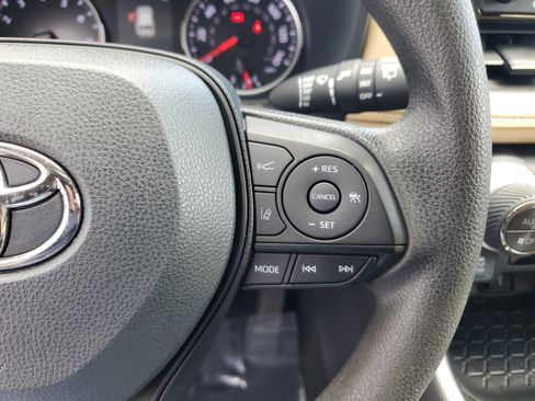 Used 2022 Toyota RAV4 XLE w/ Convenience Package image 24