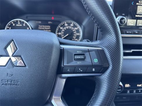 Used 2024 Mitsubishi Outlander SE Black Edition image 17