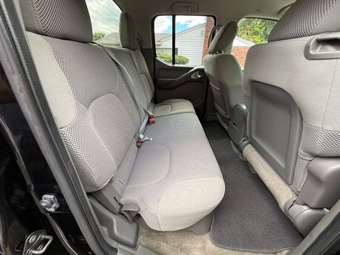Used 2012 Nissan Frontier SV w/ SV Premium Utility Pkg AWD/4WD image 12