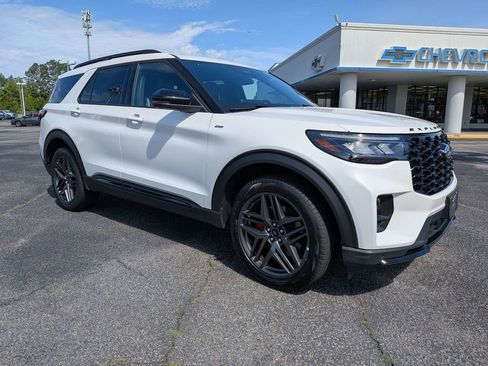 Used 2025 Ford Explorer ST-Line w/ ST-Line Street Pack AWD/4WD image 3
