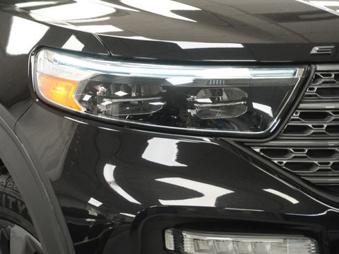 Used 2022 Ford Explorer XLT w/ Equipment Group 202A image 7