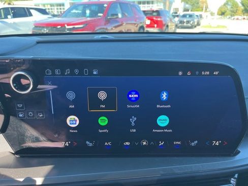 Used 2025 Chevrolet Traverse LT image 28