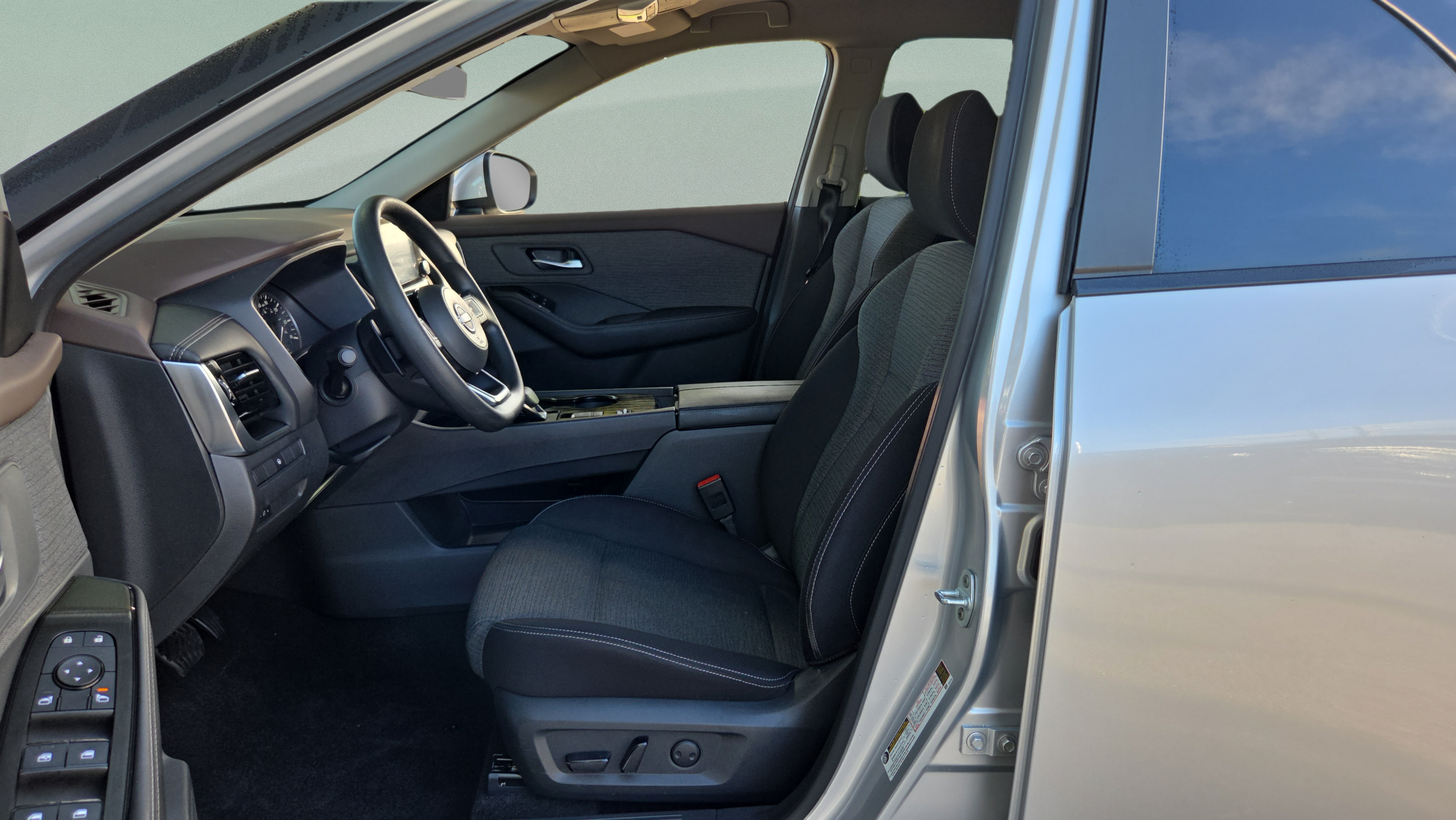 Used 2022 Nissan Rogue SV FWD image 9