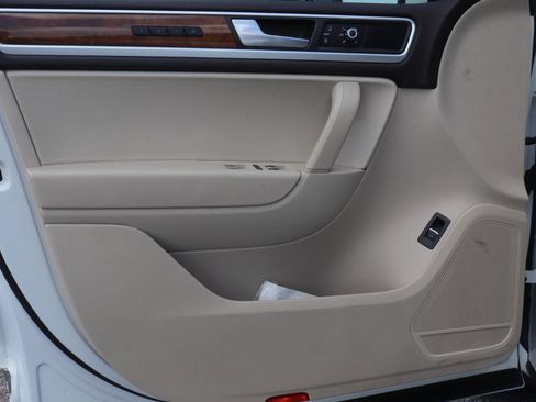 Used 2013 Volkswagen Touareg TDI AWD/4WD image 10