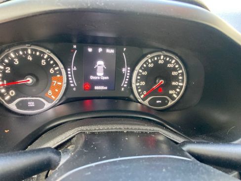 Used 2019 Jeep Renegade Latitude w/ Cold Weather Group AWD/4WD image 19