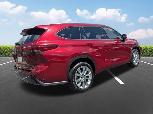 Used 2023 Toyota Highlander Limited FWD image 5