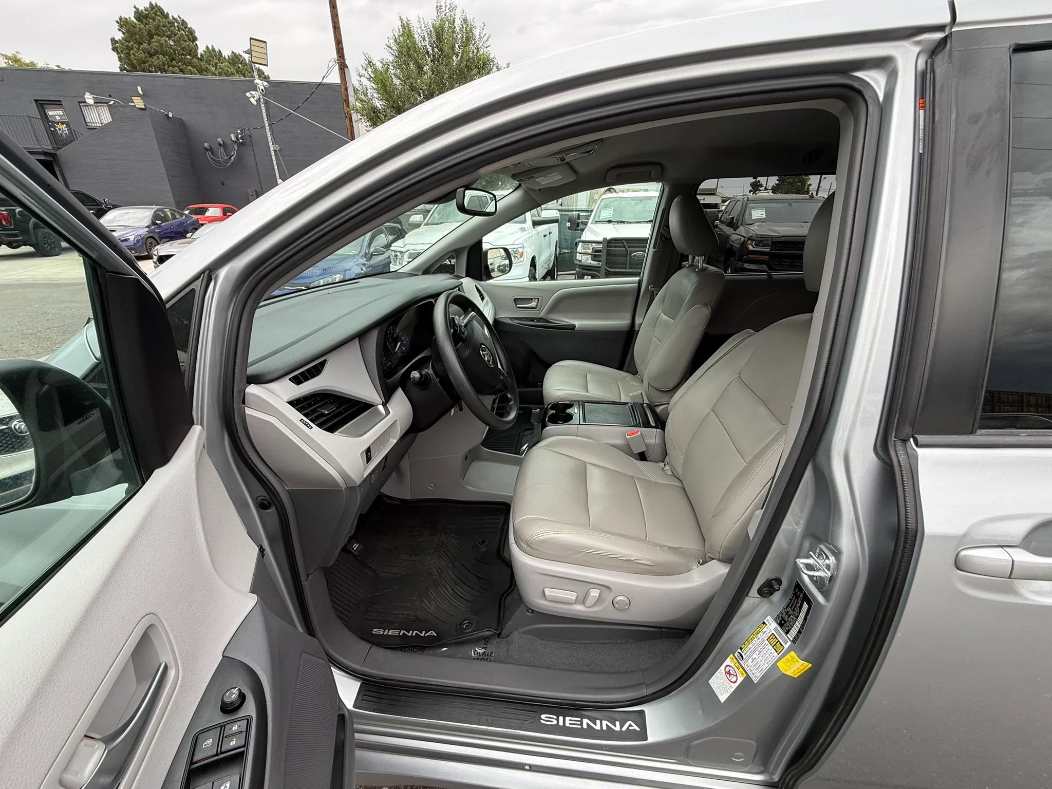 Used 2019 Toyota Sienna LE FWD image 11