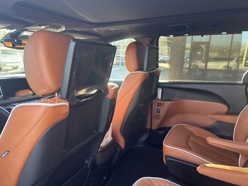 New 2026 Chrysler Pacifica Pinnacle image 12