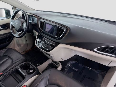 Used 2019 Chrysler Pacifica Touring-L FWD image 20