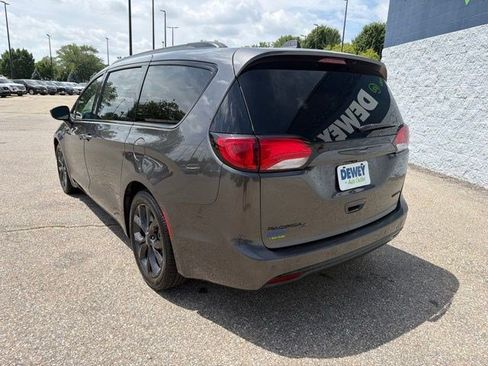 Used 2018 Chrysler Pacifica Limited w/ S Appearance Package FWD image 3