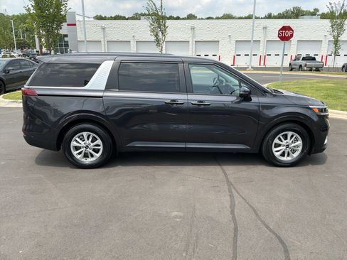 Used 2024 Kia Carnival LX FWD image 11