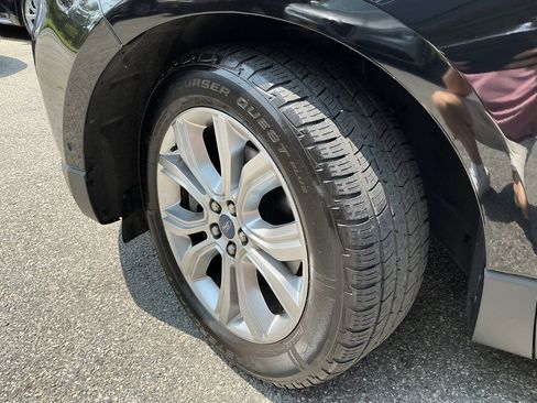 Used 2019 Ford Edge Titanium w/ Equipment Group 301A AWD/4WD image 8