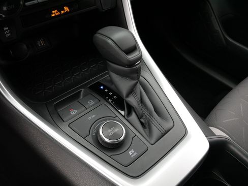 Certified 2025 Toyota RAV4 XLE AWD/4WD image 24