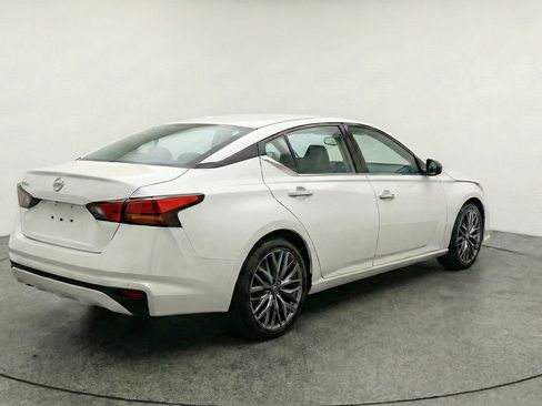 Used 2025 Nissan Altima 2.5 SV FWD image 9