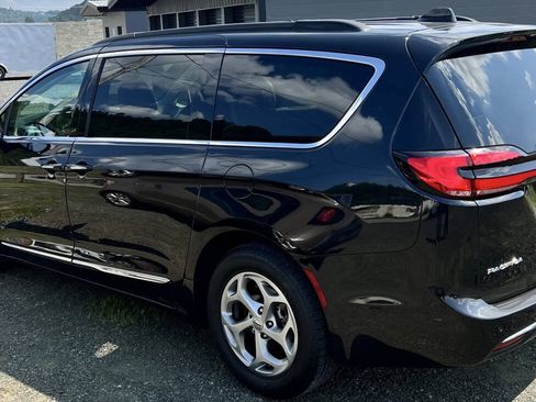 Used 2023 Chrysler Pacifica Limited FWD image 8