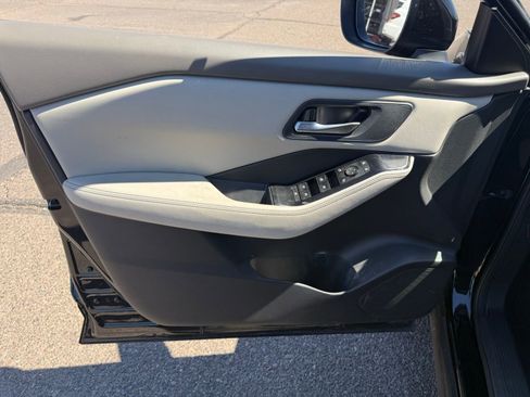 Used 2025 Nissan Rogue SV image 15