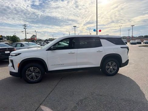 Used 2024 Chevrolet Traverse LS FWD image 11