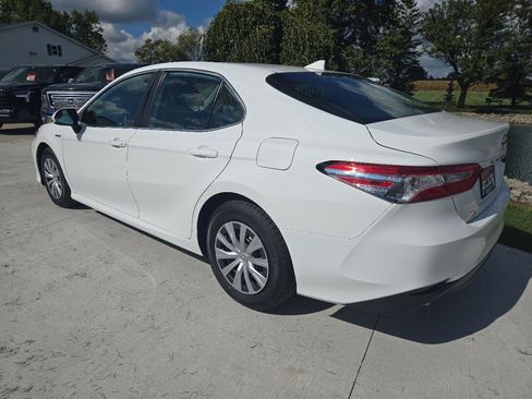Used 2020 Toyota Camry LE image 6