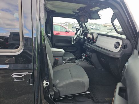 Used 2025 Jeep Wrangler Unlimited Sahara image 9