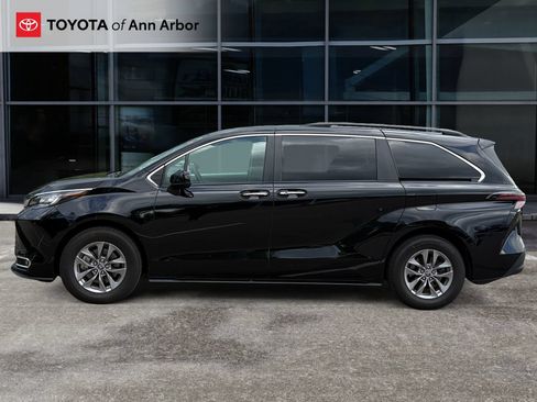 Used 2023 Toyota Sienna XLE FWD image 10