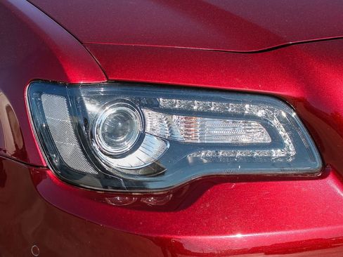 Used 2023 Chrysler 300 C image 5