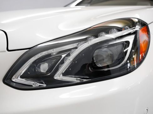 Used 2015 Mercedes-Benz E 400 Sedan image 36