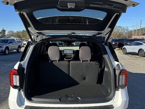 New 2026 Ford Explorer Platinum RWD image 5