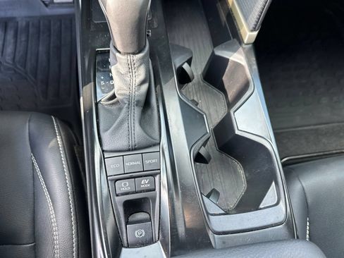 Used 2025 Toyota Camry SE w/ Convenience Package FWD image 10