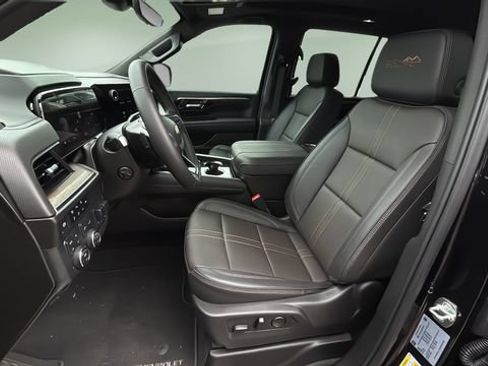 Used 2025 Chevrolet Tahoe High Country AWD/4WD image 18