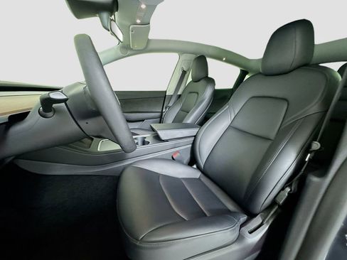 Used 2022 Tesla Model Y Long Range image 10