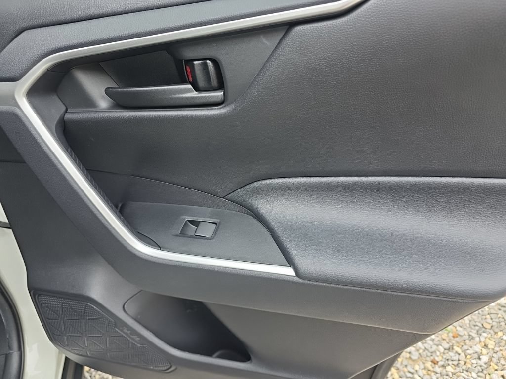 Certified 2021 Toyota RAV4 LE AWD/4WD image 17