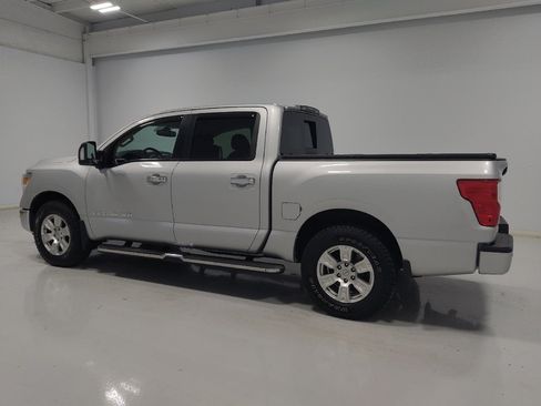 Used 2018 Nissan Titan SV w/ SV Convenience Package AWD/4WD image 3
