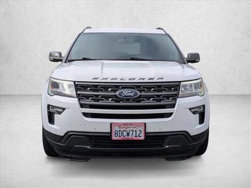 Used 2018 Ford Explorer XLT w/ Equipment Group 202A FWD image 2