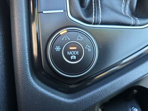 Used 2025 Volkswagen Taos SEL image 19