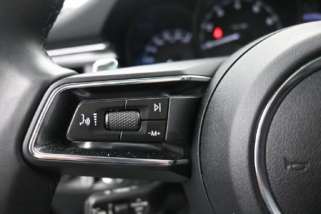 Used 2025 Porsche Macan AWD/4WD image 21