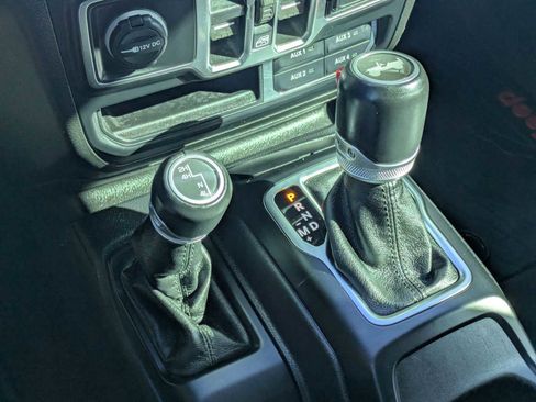 Used 2020 Jeep Wrangler Unlimited Sahara AWD/4WD image 31